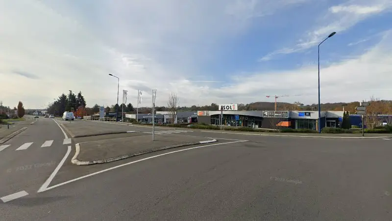 Vue de la rue devant Škoda Services Mayenne - Groupe Lecluse Automobiles, Mayenne