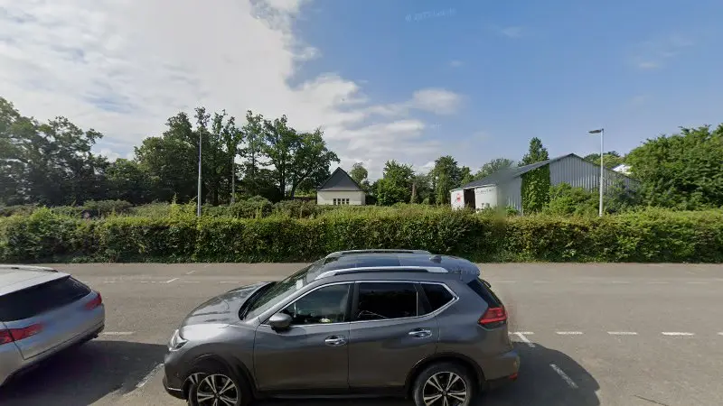 Vue de la rue devant regis auto service, Le Theil-de-Bretagne