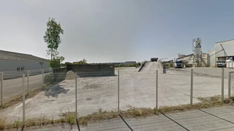 Vue de la rue devant Mirville Automobiles, Montaigu-Vendée