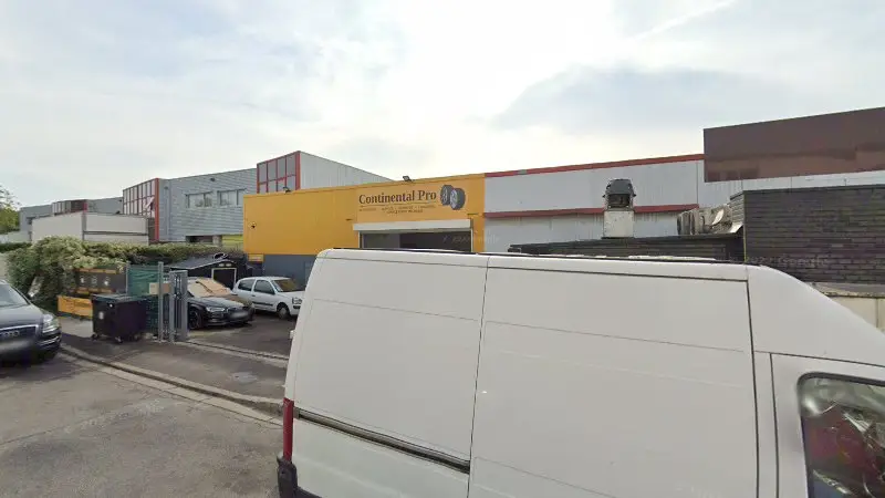 Vue de la rue devant Garage Louison Bobet, Aulnay-sous-Bois