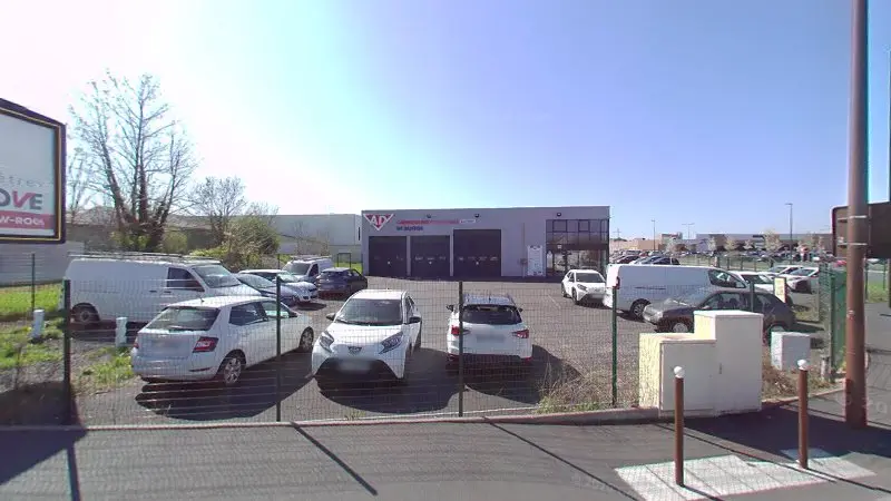 Vue de la rue devant AD CARROSSERIE & GARAGE AD EXPERT BELLEVUE MALLET, Bourges