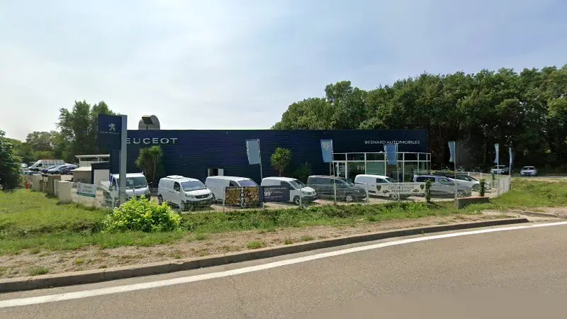 Vue de la rue devant Carrosserie BESNARD AUTOMOBILES, Montferrier-sur-Lez