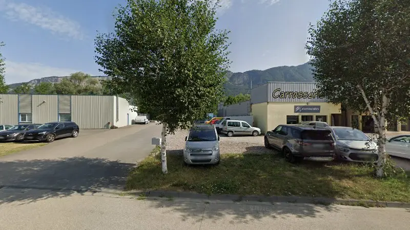 Vue de la rue devant Carrosserie Decroux, Bonneville