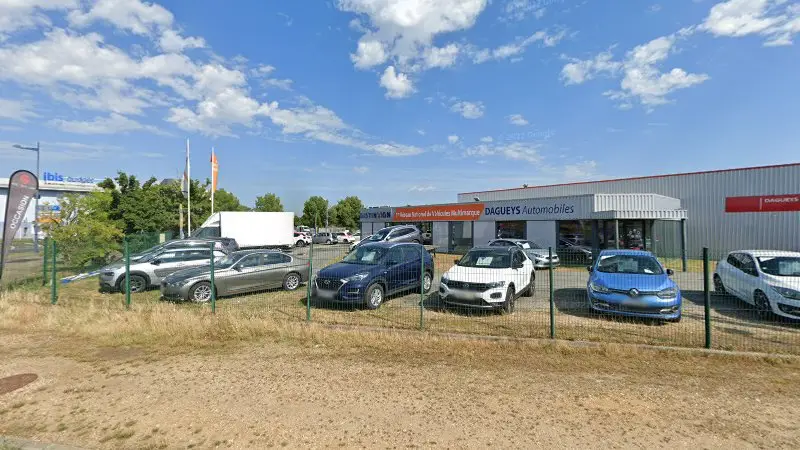 Vue de la rue devant AD Garage Dagueys Automobiles, Libourne