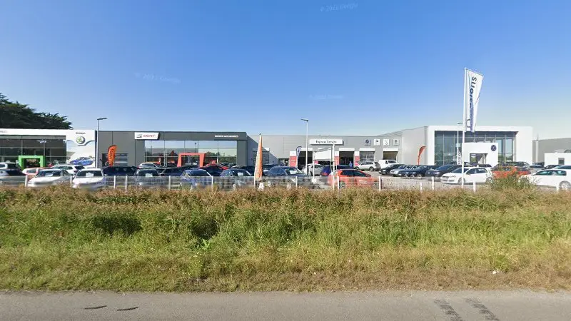 Vue de la rue devant Volkswagen Utilitaires Service St-Nazaire - Jean Rouyer Automobiles, Trignac