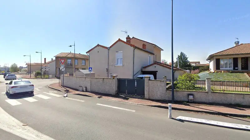 Vue de la rue devant Soropa (Société Réalisation Outillages Profilés Armés), Riorges