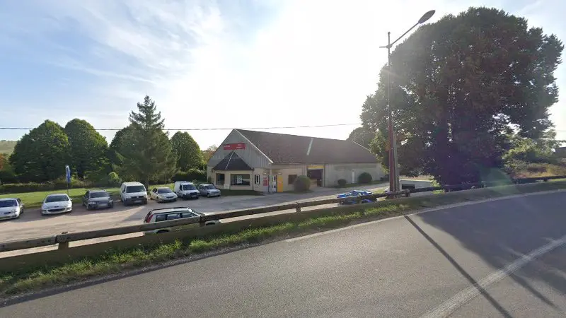 Vue de la rue devant Motrio - Garage de la gare de Varzy, Varzy