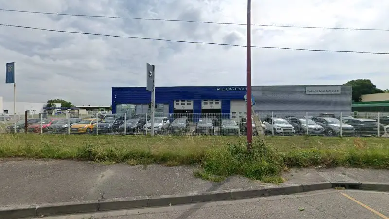 Vue de la rue devant SARL MALDONADO partenaire Service de ESPACE TOY (ROCADE OUEST) - Toyota Service, Grenade
