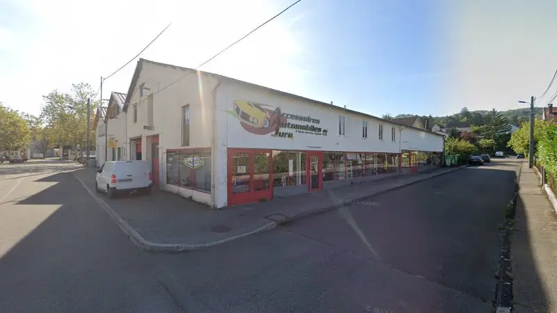 Vue de la rue devant Accessoires Automobiles Du Jura, Lons-le-Saunier