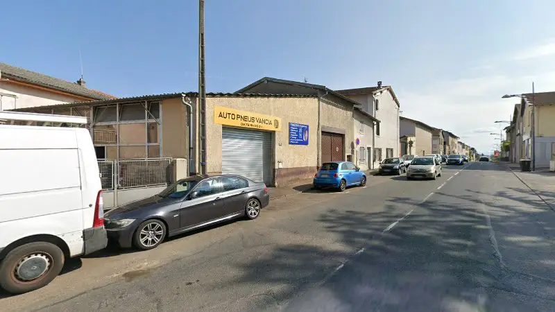 Vue de la rue devant Auto Pneus Vancia, Rillieux-la-Pape