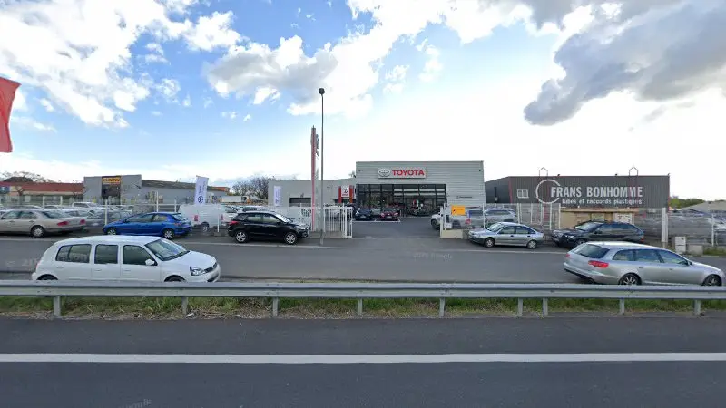 Vue de la rue devant toyota garage, Villeneuve-lès-Béziers