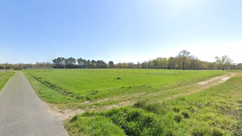 Vue de la rue devant VB AUTOMOBILES-33 Entretien Dépannage Remorquage Auto, Saint-Ciers-sur-Gironde