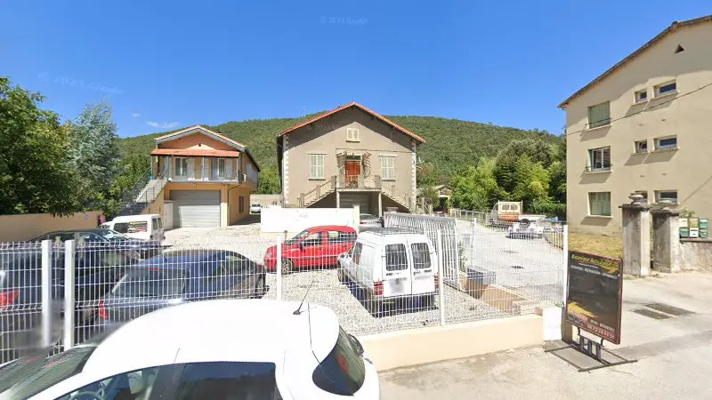 Vue de la rue devant GARAGE VEYRUN Guillaume - Méca Auto Sensation, Bessèges