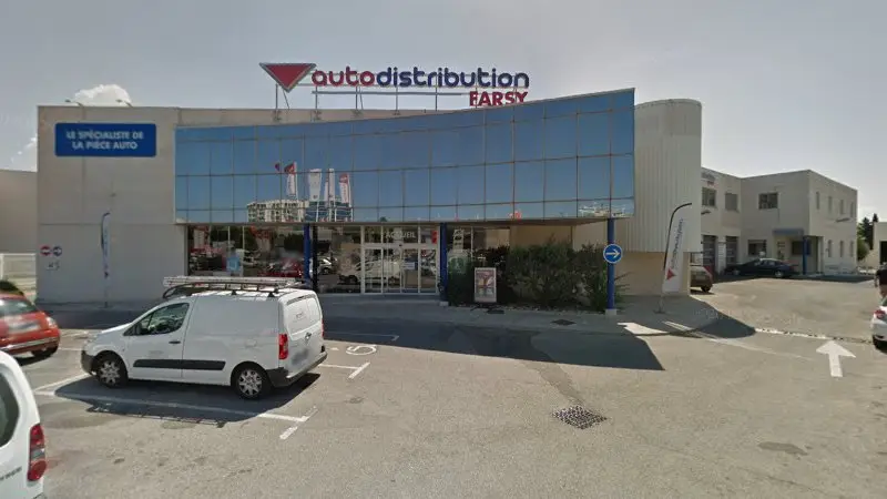 Vue de la rue devant Autodistribution FARSY Culasses et Injection, Marseille