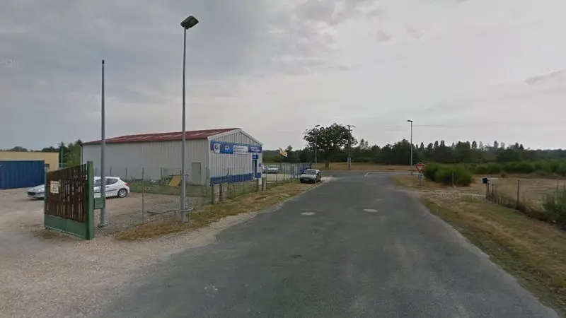 Vue de la rue devant Top Garage - Jouanne Automobile, Ouzouer-sur-Loire