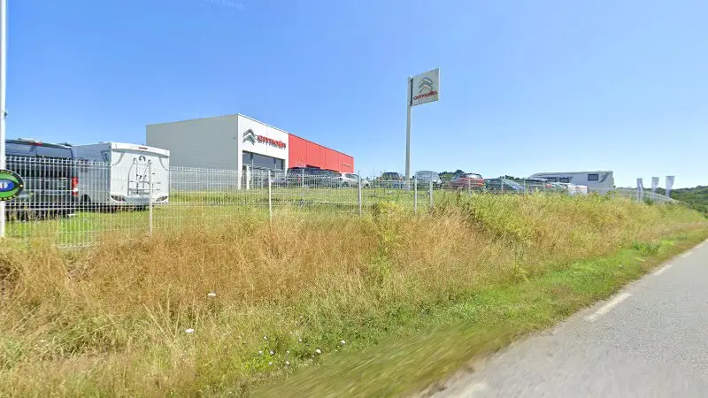 Vue de la rue devant GARAGE DES ISLANDAIS - Citroën, Binic-Étables-sur-Mer