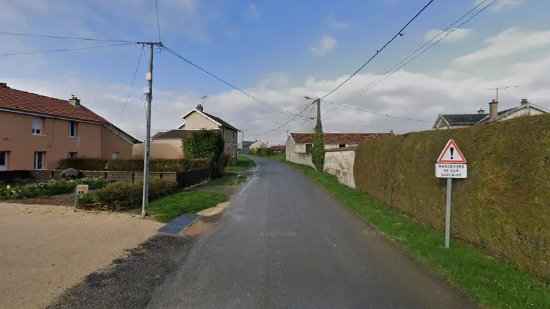 Vue de la rue devant Kreitt Matthieu, Saint-Remy-le-Petit