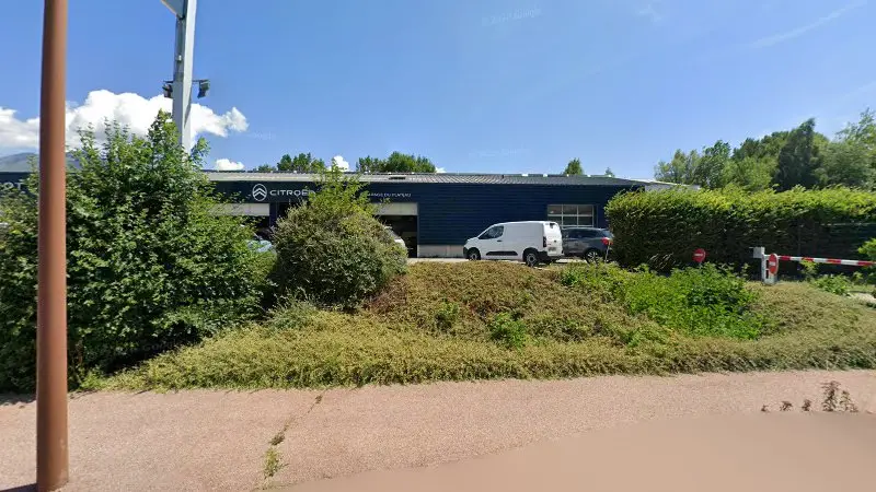 Vue de la rue devant Garage Vial, La Mure