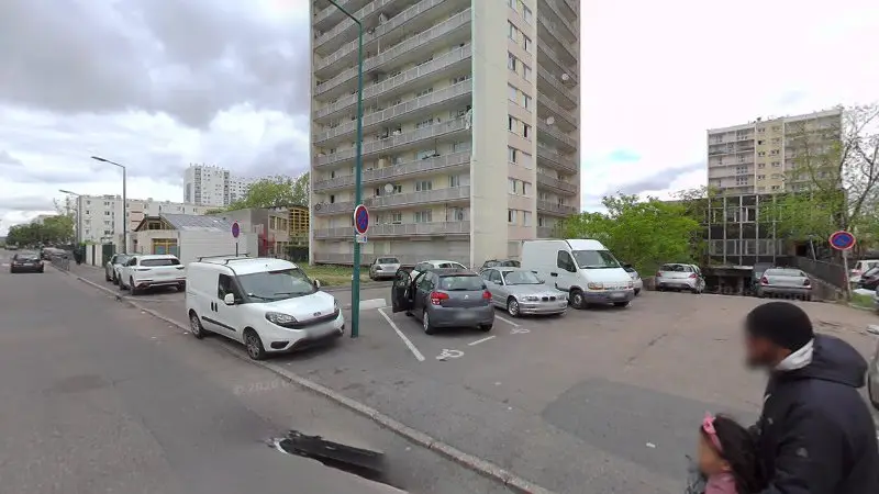 Vue de la rue devant Entretien Auto 78, Mantes-la-Jolie
