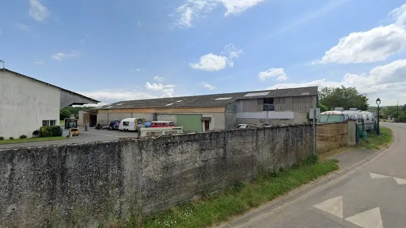 Vue de la rue devant Carrosserie moderne 120, Moigny-sur-École