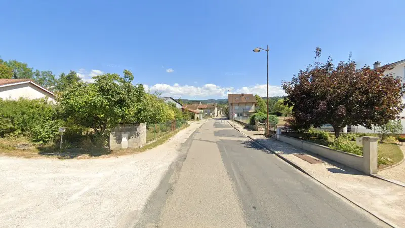 Vue de la rue devant Garage de Navarre, Saint-Jean-le-Vieux