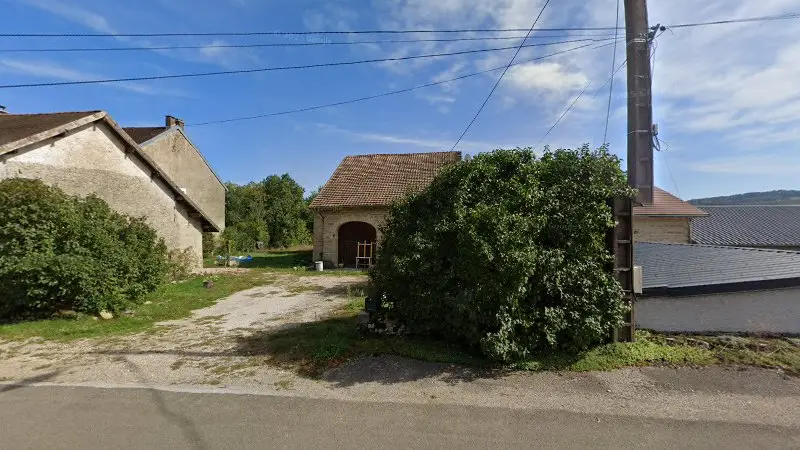 Vue de la rue devant Jura Autocare Service, La Chailleuse