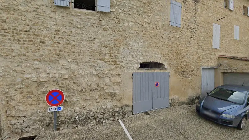 Vue de la rue devant Victorillos autopartes, Séguret