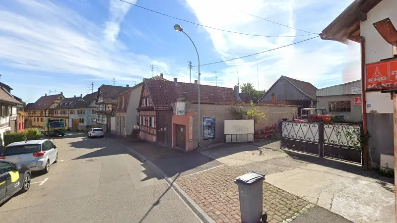 Vue de la rue devant Deutz Fahz, Zellwiller