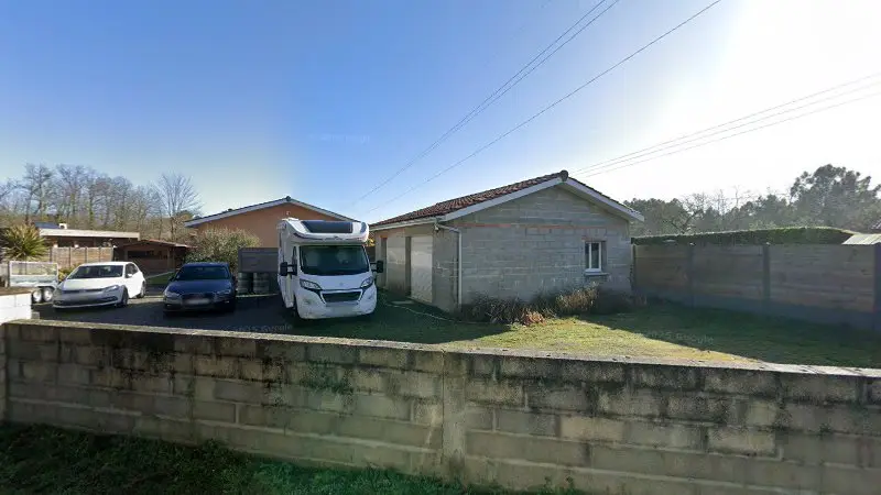 Vue de la rue devant SM Automobile Sébastien Scherrer, Biganos