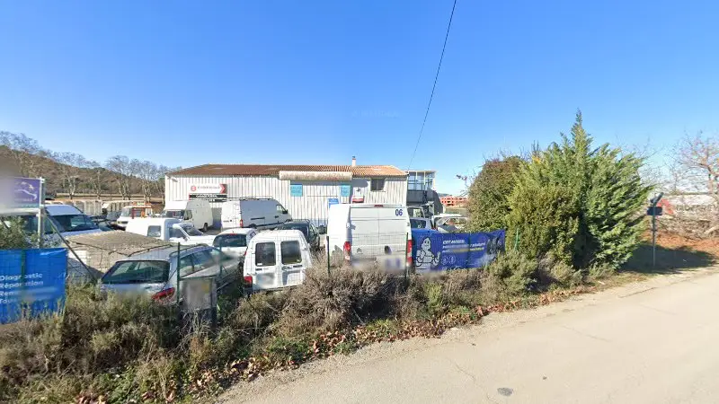 Vue de la rue devant Garage Portal, Le Puy-Sainte-Réparade