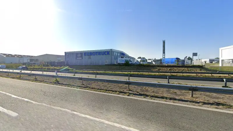 Vue de la rue devant EuroTruck Loca-Services / Iveco Fiat Pro, Saint-Martin-Boulogne