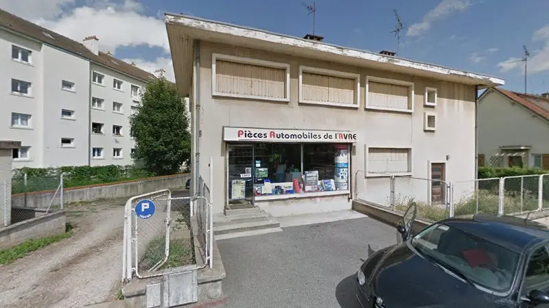 Vue de la rue devant Pièces Automobiles de l'Avre, Saint-Rémy-sur-Avre
