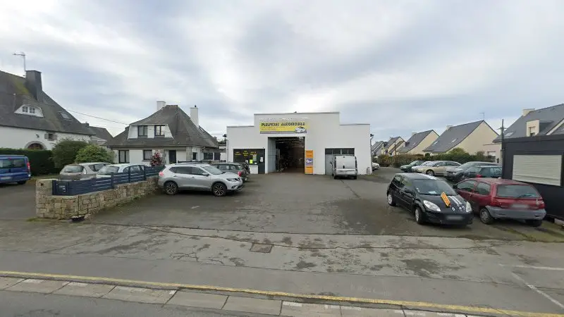 Vue de la rue devant Garage Le Pouliquen, Pleurtuit