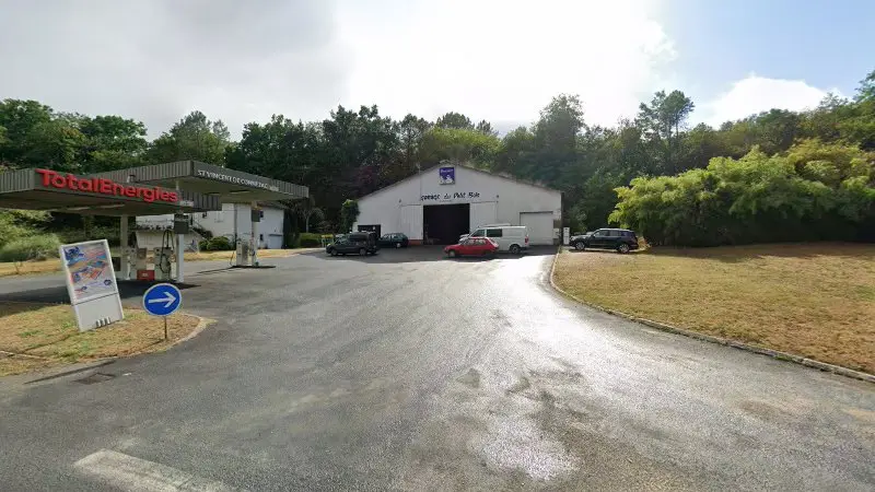 Vue de la rue devant Garage Du Petit Bois, Saint-Vincent-de-Connezac