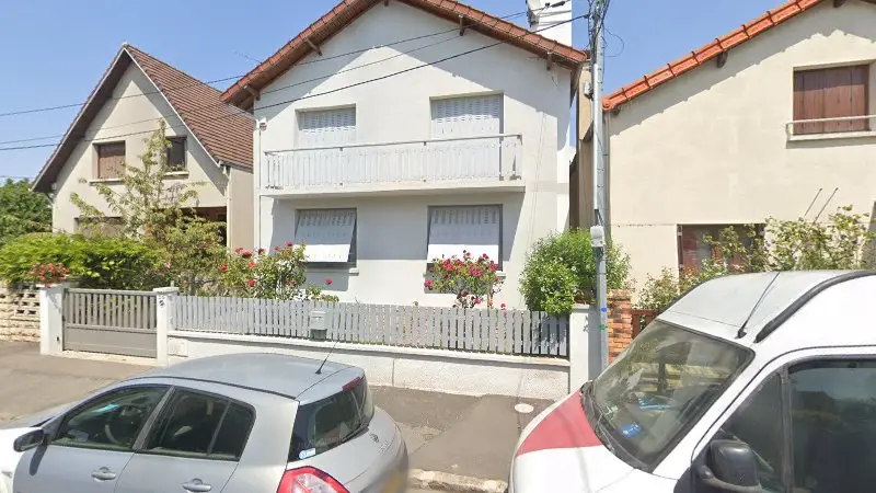 Vue de la rue devant Agences Drancy carte grise pieces auto, Drancy