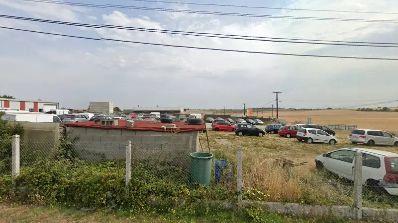 Vue de la rue devant A D Automobiles.86, Migné-Auxances