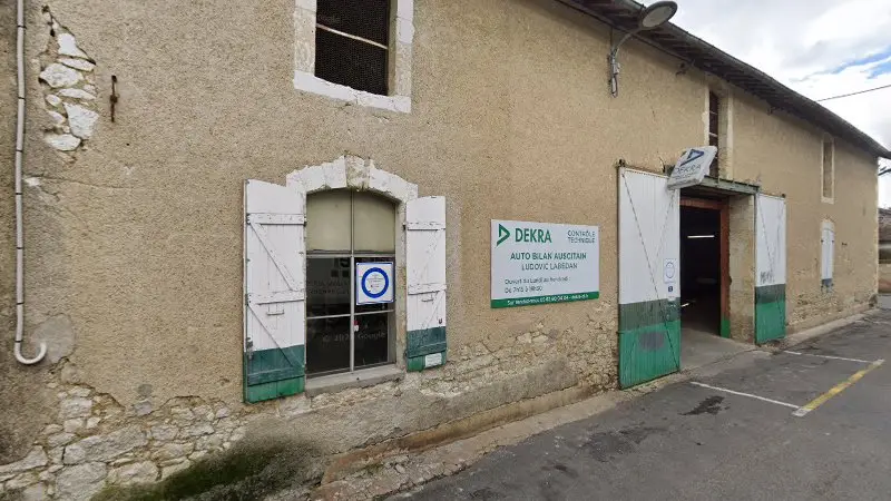 Vue de la rue devant DEKRA Technical Inspection Center, Auch