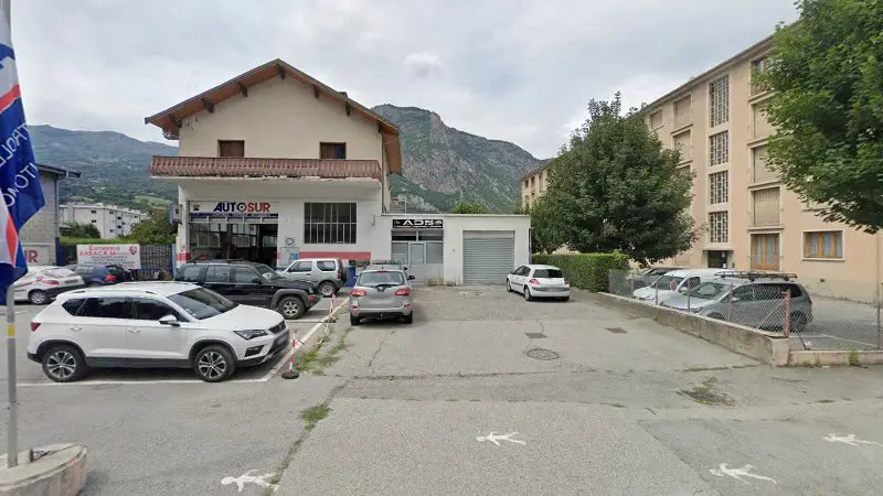 Vue de la rue devant Automotive Diagnostics Solutions, Saint-Jean-de-Maurienne
