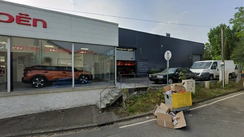 Vue de la rue devant Garage de la Chaîne – Citroën, Plaisir