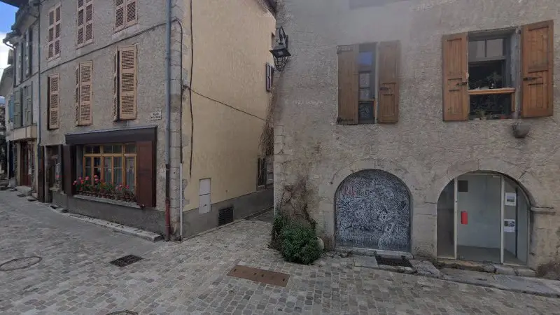 Vue de la rue devant Carrosserie de L'Obiou, Mens