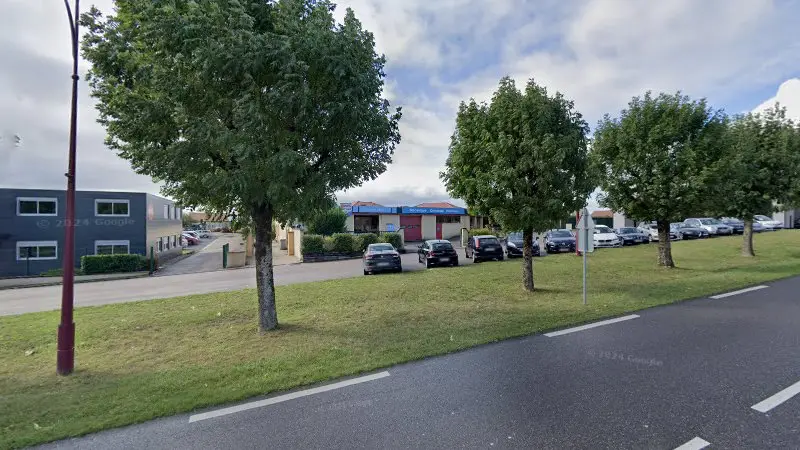 Vue de la rue devant Bosch Service, Saint-Privat-la-Montagne