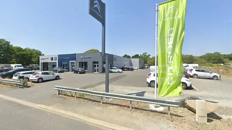 Vue de la rue devant Garage de la Maine Citröen, Aigrefeuille-sur-Maine