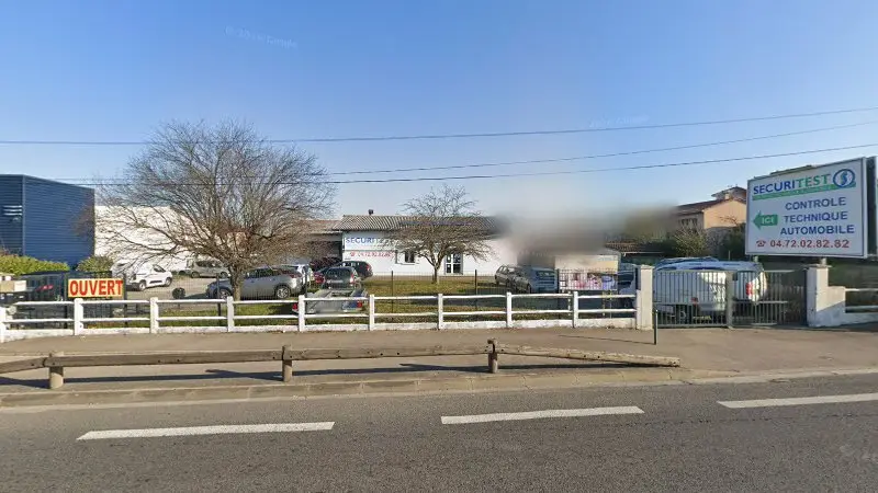 Vue de la rue devant Sécuritest Contrôle Technique Automobile Meyzieu Republique, Meyzieu