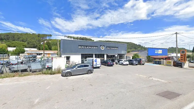 Vue de la rue devant Massa Autopneu, Le Cannet-des-Maures