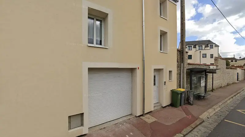 Vue de la rue devant Auto francilien, Mantes-la-Ville