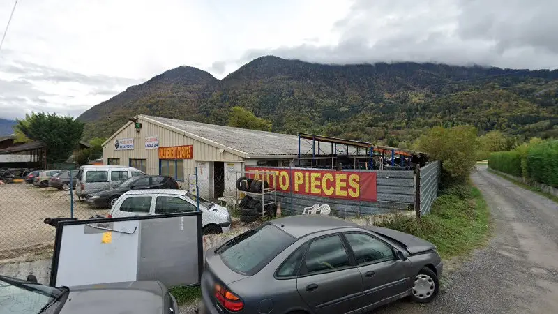 Vue de la rue devant Car Casse Auto 74 - Casse auto, pièces d'occasion, Val de Chaise