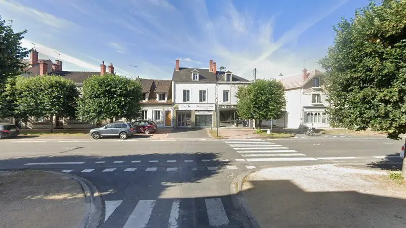 Vue de la rue devant Boischaut Pièces Autos, Saint-Amand-Montrond