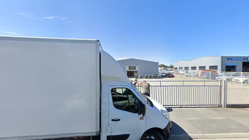 Vue de la rue devant Fred Auto Sport Montlucon, Domérat