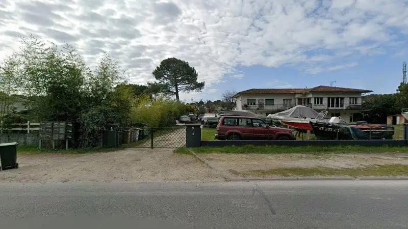 Vue de la rue devant Ferret Nautic Services, Lège-Cap-Ferret