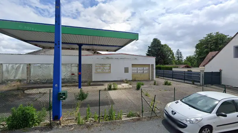 Vue de la rue devant Mecamique Carrosserie, Saint-Pierre-le-Moûtier